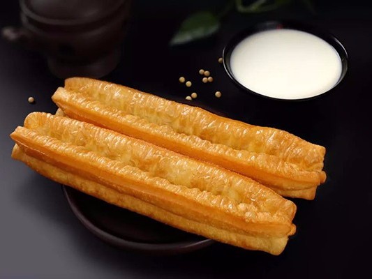 餓不餓？來根藍白大油條